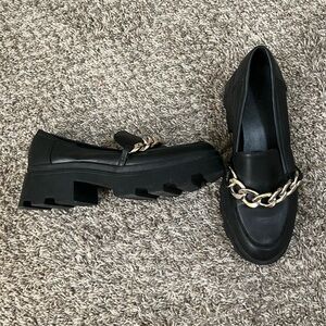 Elegant Black Loafers with Gold Chain Accent